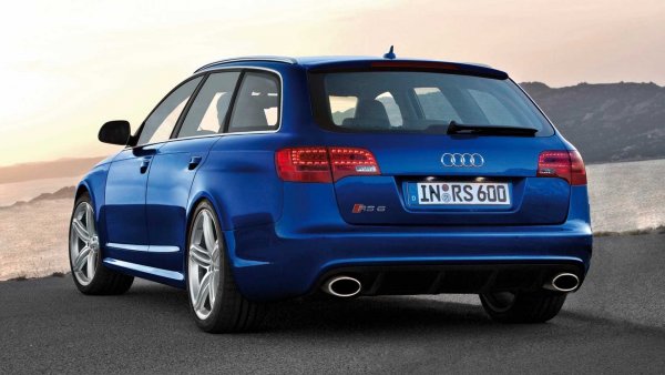 E60 M5 е готин, но ако искате комби с V10 двигател, по-добрият избор е RS6 Avant. Не е много сигурно какво се случи в Германия в първите години на новия век, но нещата май бяха доста луди. Този практичен семеен автомобил произвежда над 570 к.с. чрез своя V10 двигател с туин-турбо. Като прибавите задвижването на четирите колела Quattro и получавате истинско оръжие за всякакво време.
